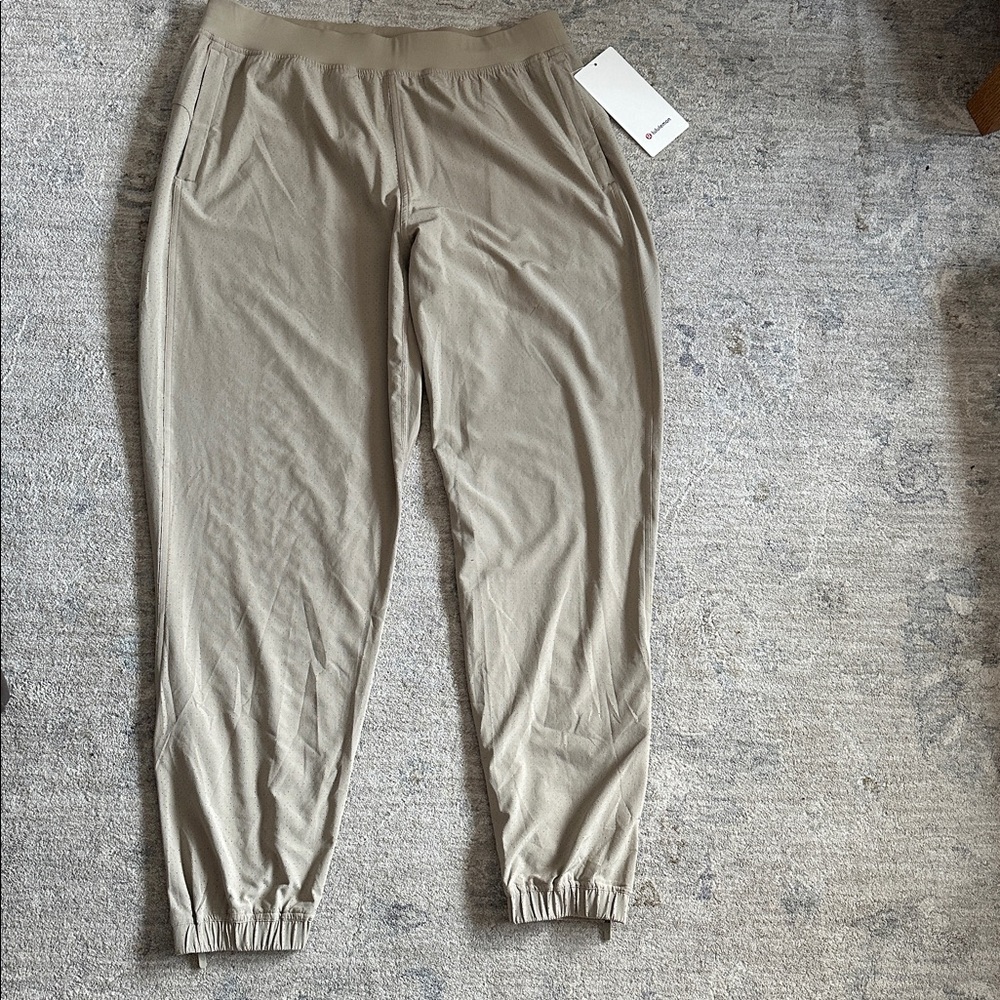 Lululemon women’s Adapted State Perforated HR Jogger
Size 12
Color: Sheer Oak